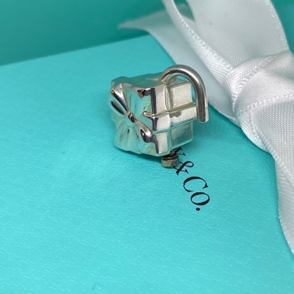 Tiffany & Co Gift Box Lock charm excellent 925 silver box bracelet necklace - Picture 8 of 10
